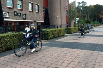 Biking on campus, of course. Camille Dobler and Emilija Tudzarovska-Gjorgjievska (photo: M. Eldholm, UiO)